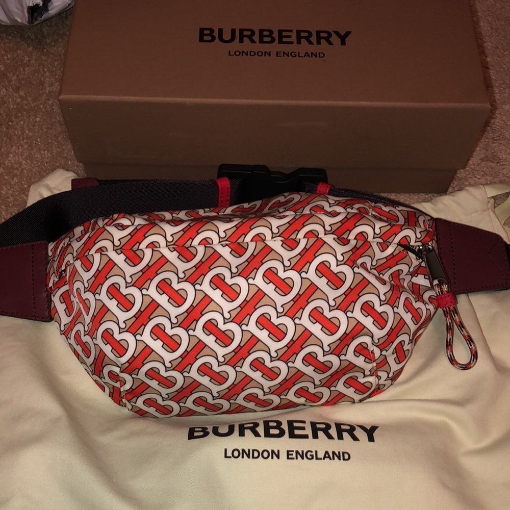 Authentic BURBERRY
Nylon Monogram Bum Bag Vermillion